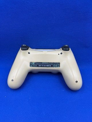 PS4 (PlayStation 4) con giochi e controller gold