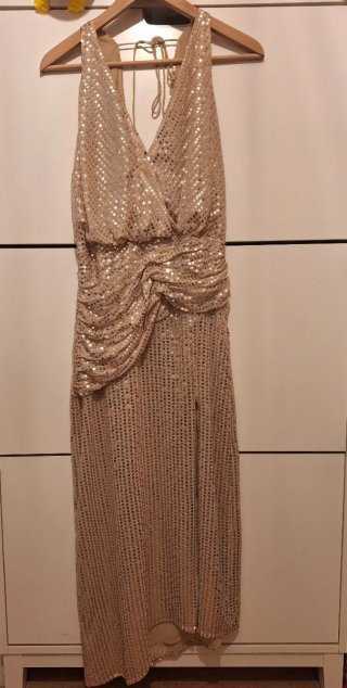 Vestido de fiesta dorado con lentejuelas