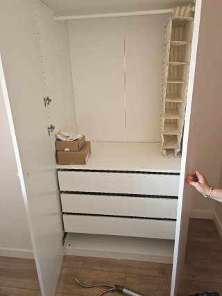 Armario de madera blanco