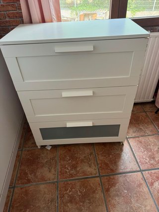 Mueble blanco con cajones