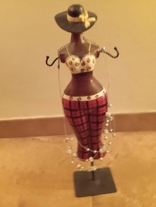 Figura porta-collares mujer con sombrero