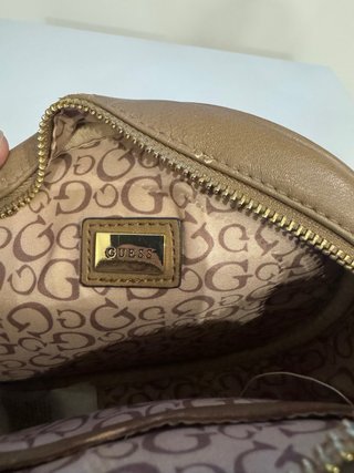 Bolso redondo Guess marrón y dorado