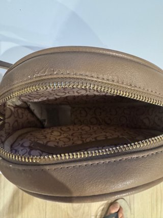Bolso redondo Guess marrón y dorado
