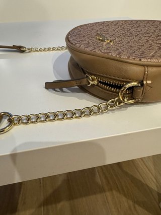 Bolso redondo Guess marrón y dorado