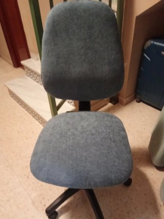 Silla de oficina recién tapizada tela a estrenar