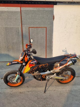 KTM 690 Supermoto Naranja y Negra