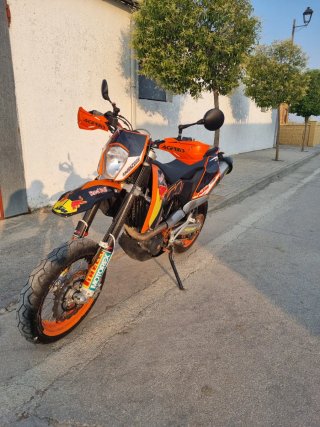 KTM 690 Supermoto Naranja y Negra