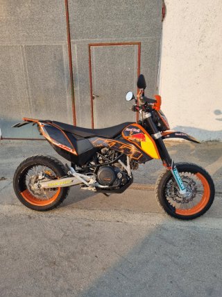 KTM 690 Supermoto Naranja y Negra