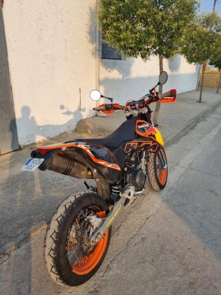 KTM 690 Supermoto Naranja y Negra