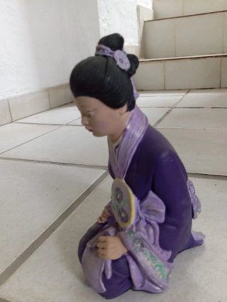 Figura decorativa mujer asiática abanico