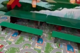 Mesas y banquetas infantiles verdes