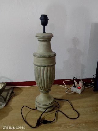 Lámpara de mesa beige y blanca