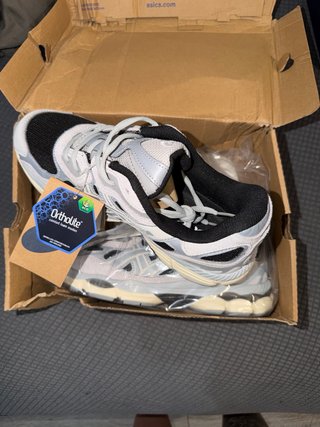 Zapatillas Asics grises y blancas