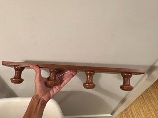 Perchero de madera marrón