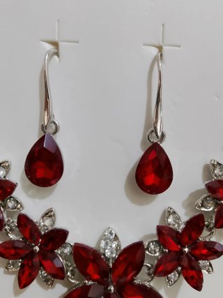 Set collana e orecchini fiori rossi