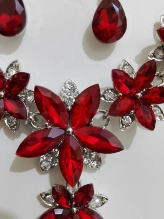 Set collana e orecchini fiori rossi
