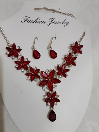 Set collana e orecchini fiori rossi