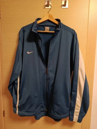 Chaqueta Nike Azul y fallas blancs en mangas