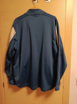 Chaqueta Nike Azul y fallas blancs en mangas
