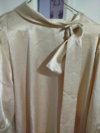 Camisa raso beige lazo cuello