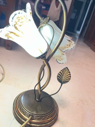 Lámpara de mesa flor dorada y blanca