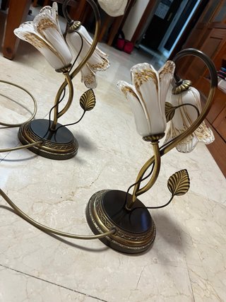 Lámpara de mesa flor dorada y blanca