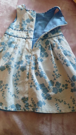Vestido de niña con flores azules