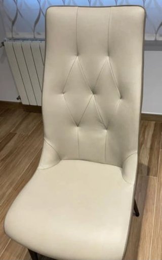 Silla de comedor beige con detalles marrones