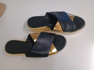 Sandalias Zara Negras y Doradas