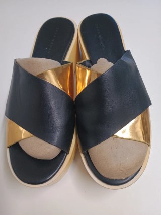 Sandalias Zara Negras y Doradas