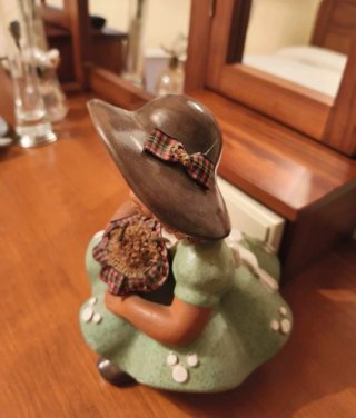 Figura niña con sombrero y flores