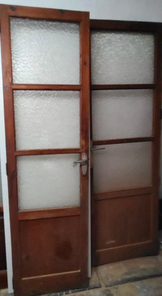Puerta antigua madera y cristal