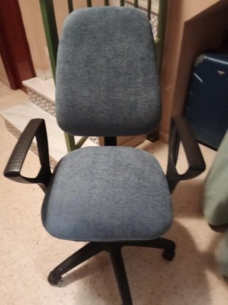 Silla,azul, brazos recién tapizada, tela estrenar