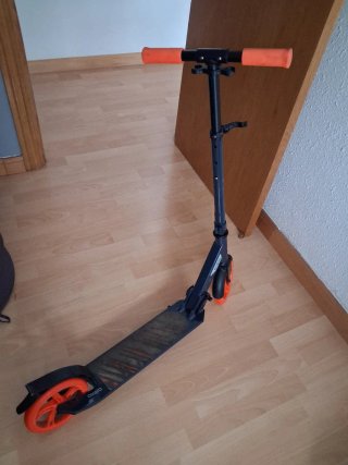 Patinete Oxelo negro Naranja Casi Nuevo
