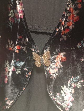 Casaca negra de terciopelo con estampado floral