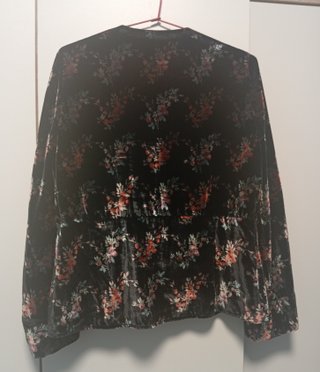 Casaca negra de terciopelo con estampado floral