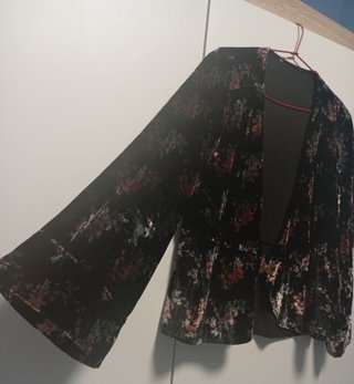 Casaca negra de terciopelo con estampado floral