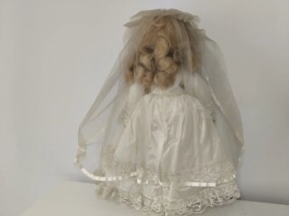 Muñeca de porcelana vintage novia