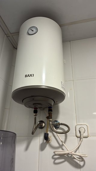 Termo Eléctrico Baxi Blanco y Gris