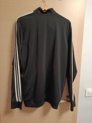 Sudadera Adidas, rayas blancas en manga, és ancha