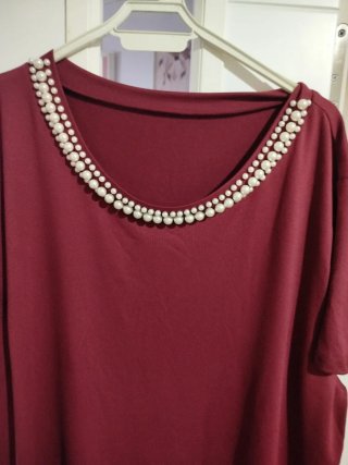 Blusa burdeos con perlas