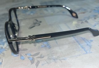 Gafas Carolina Herrera Negras y dorado.