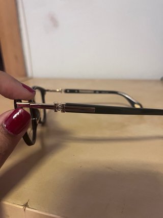 Gafas Carolina Herrera Negras y dorado.