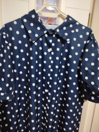 Camisa azul marino con lunares blancos