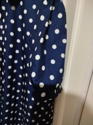 Camisa azul marino con lunares blancos