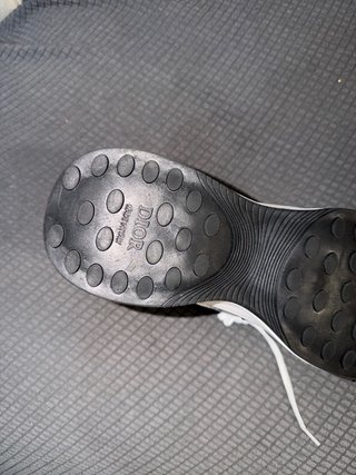 Zapatillas blancas y negras.