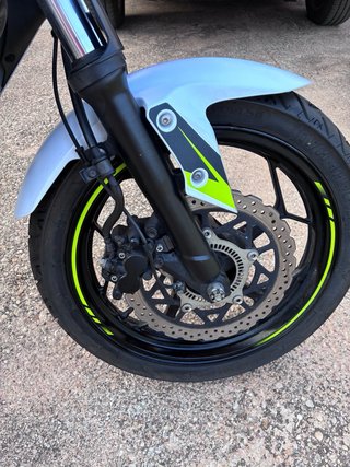 Kawasaki Z125 Naked Verde y Blanca