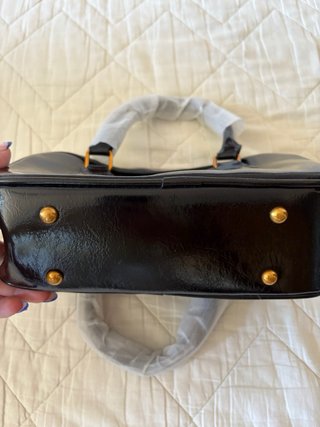 Bolso negro rectangular marca famosa