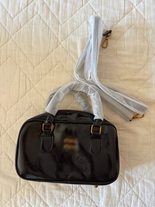 Bolso negro rectangular marca famosa