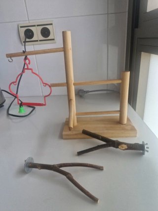 Parque para pájaros de madera y metal